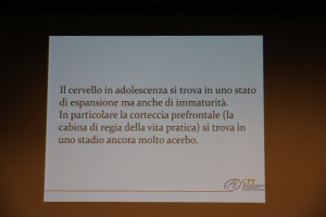 Una delle slide della conferenza